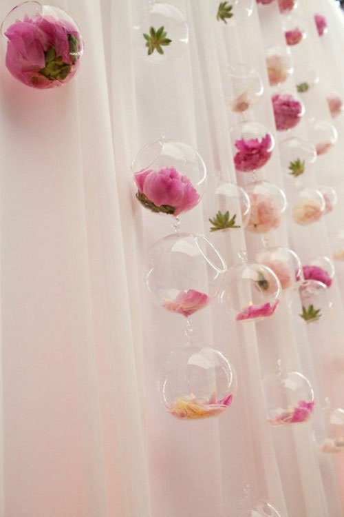 decoration de salle de mariage originale rideau de guirlandes de boules de verres avec fleurs roses et violettes